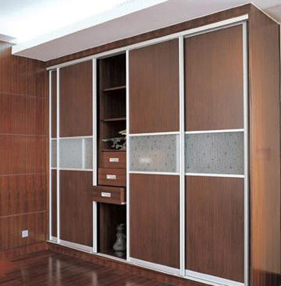 Almari Pakaian (Wardrobe)
