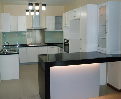 Bilik Dapur dengan kabinet dapur putih.