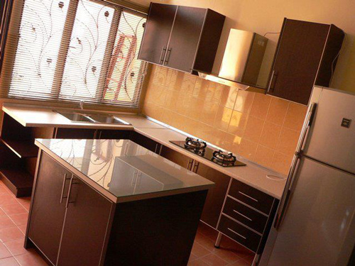 Kabinet Dapur Berbentuk L bersama dengan "island".
