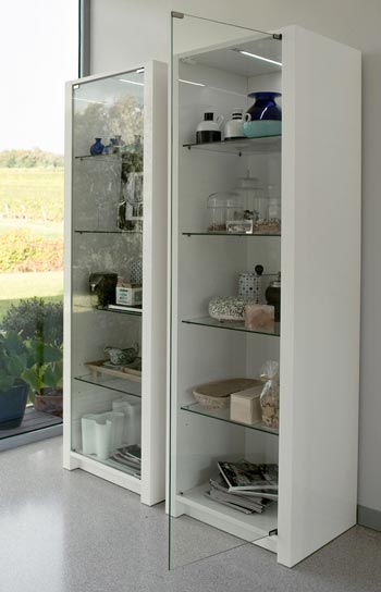 Kabinet Pameran ( Display Cabinet) di bilik tetamu.