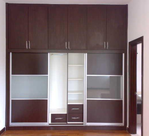 Almari Pakaian (Wardrobe)